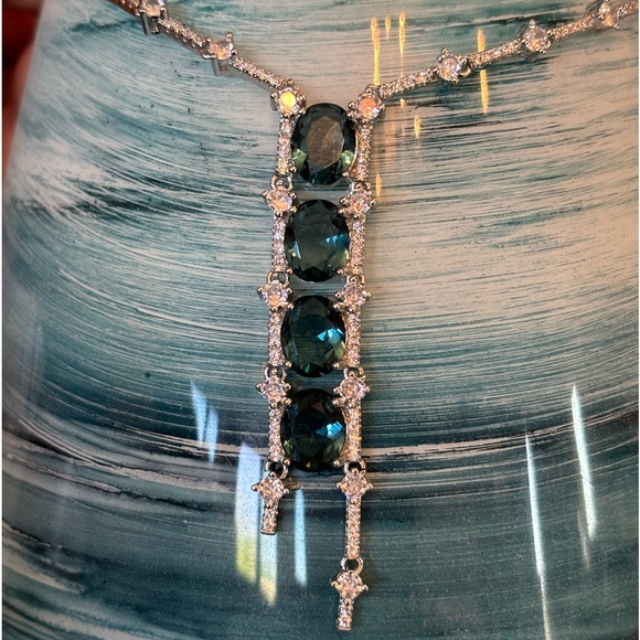 🎁 Blue Crystal Bar Necklace - Picture 9 of 9